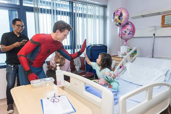 spider-man’s tom holland, zendaya & jacob batalon surprise young fan at children’s hospital over zoom 